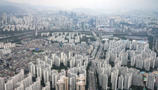 서울 송파구 잠실 롯데월드타워 '서울스카이' 전망대에서 바라본 서울 송파와 강남 일대 아파트 단지의 모습. <연합뉴스>